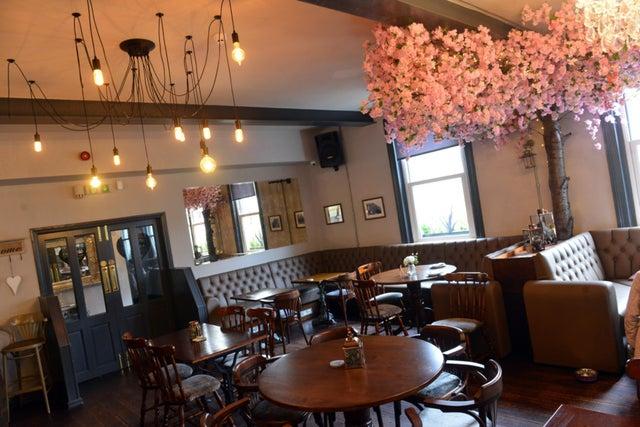 Enjoy Italian classics and more in this historic pub with plenty of atmosphere.
