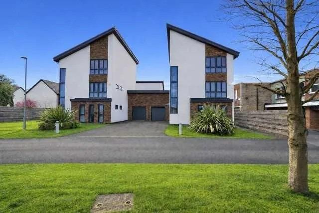 This spacious and well-appointed four-bedroom detached family home offers generous and versatile living accommodation arranged over three floors, making it ideal for modern family life. Situated in the popular area of Berry hill in Mansfield, with good local schools nearby, this property perfectly combines space, flexibility and convenience.