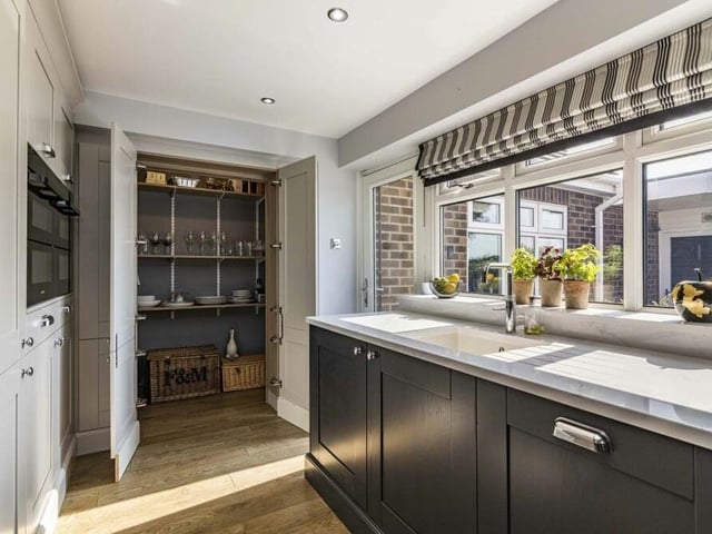 The kitchen is not only filled with contemporary appliances, but also natural light thanks to a large window overlooking the garden.