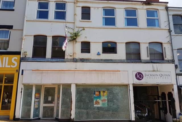 How the three-storey building at 4-6 Leeming Street in Mansfield looked in 2017. (PHOTO BY: Mansfield Townscape)