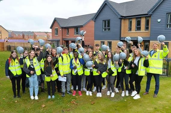 Harron Homes welcomed A-Level students from The Joseph Whitaker in Rainworth to its development in Edwinstowe as part of the students’ course field trip. As part of their studies, 23 geography students and accompanying teachers were given a guided tour around the Thoresby Vale development.