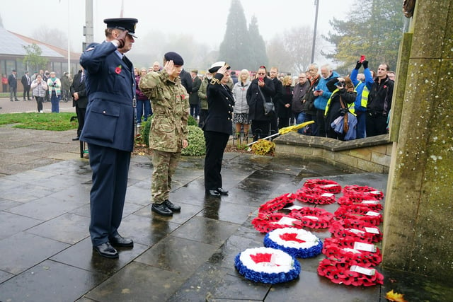 Members of the armed forces laying their wreaths