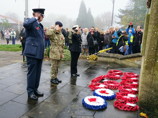 Members of the armed forces laying their wreaths