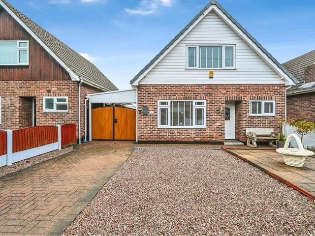 Discover the perfect blend of contemporary living and comfort in this elegant 3-bedroom detached Dorma bungalow, nestled in a popular location of Mansfield Woodhouse. With a charming rear extension, modern amenities, and a prime location, this property presents an enticing opportunity for a delightful lifestyle.