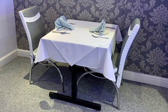 Customers can choose to eat in or take away.