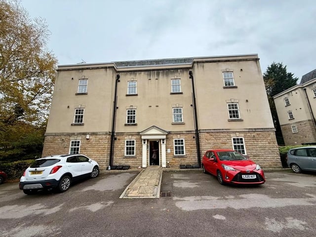 Two Bedroom, Low maintenance, ground floor Apartment within walking distance of Mansfield Town Centre and close by to local amenities, shops and schools. With allocated parking and being sold with No Upward Chain Involved, Ideal purchase for a first time buyer. Contact Martin & Co Mansfield on 01623 355030.