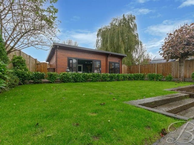 Beyond the lush lawn of the beautifully maintained back garden is this incredible cabin, which is currently being utilised as a fully functional hair salon business. Let's find out what it looks like inside......