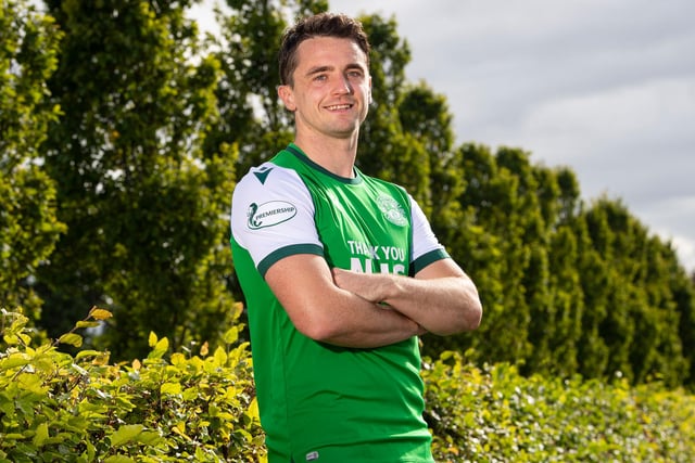 Hibs have confirmed the signing of midfielder Stephen McGinn. The former St Mirren captain has been training with the Easter Road side and has penned a one-year deal. He becomes the third McGinn brother to play for Hibs. (Various)