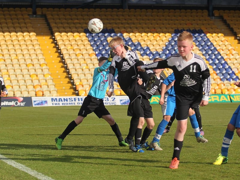 Welbeck Welfare (black) in action with Mansfield Hosiery Mills under 10's.