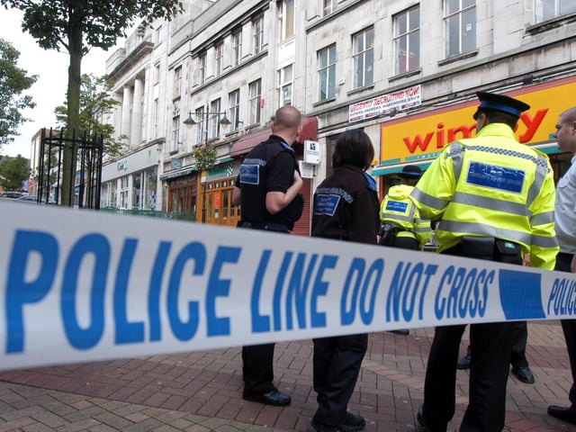 Police cordon on Regent St Mansfield in 2007.