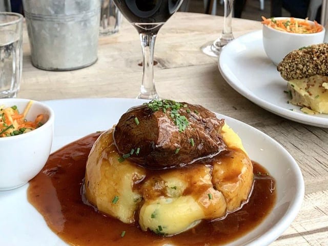 Located on The Mound, this warm and welcoming restaurant celebrates Scotland’s favourite vegetable – the potato – in style.