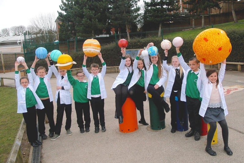 Oak Tree Primary School pupis enjoy a science day
