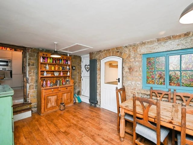A beautifully presented 19th Century former framework knitters' cottage located on the high street and offering a combination of modern and period style, having been sympathetically updated throughout with high quality modern fittings whilst retaining an abundance of original character features, such as exposed beams, barn doors, multiple fireplaces and exposed brickwork.