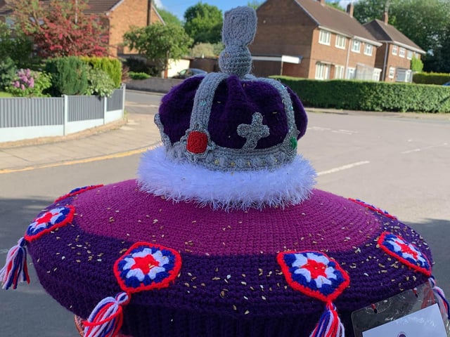 A Platinum Jubilee-themed postbox topper in The Swallows, Warsop.