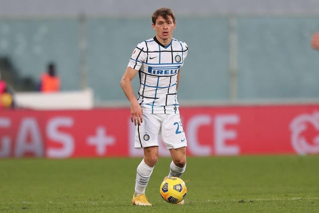 Liverpool and Tottenham Hotspur are keeping tabs on Inter Milan midfielder Nicolo Barella. The Italian is under contract until 2024, so any move wouldn’t be on the cheap. (Calciomercato)