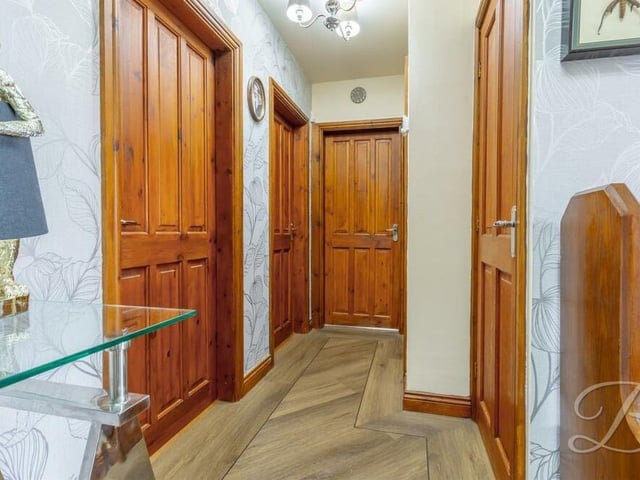 As we prepare to go up to the first floor, let's pass through the L-shaped hallway