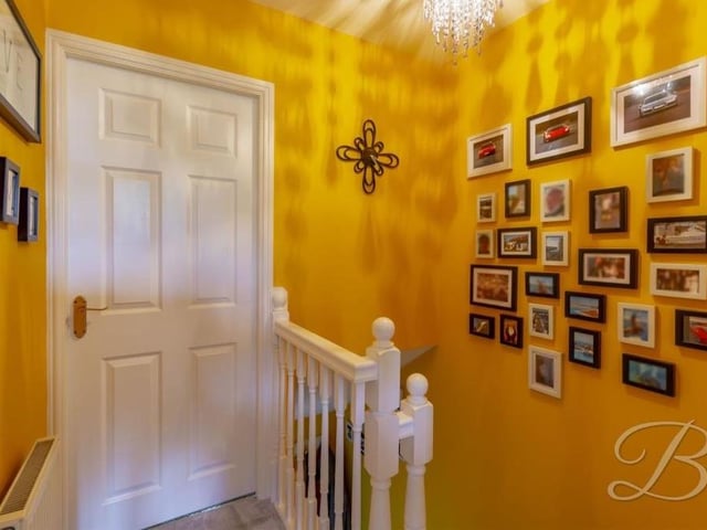 At the top of the stairs, you will arrive on this nice landing, which gives access at each end to the two bedrooms. It has a carpeted floor and a central heating radiator.