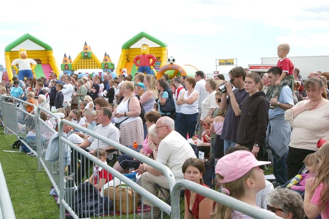 Crowds pictured 17 years ago at the airshow but were you among them?