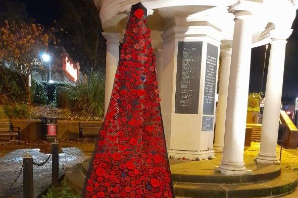 The  swathe of knitted and crocheted poppies on Kimberley war memorial