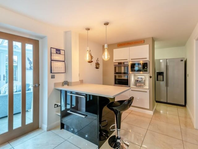 Other integrated appliances in the kitchen worth mentioning are a coffee machine and a dishwasher.