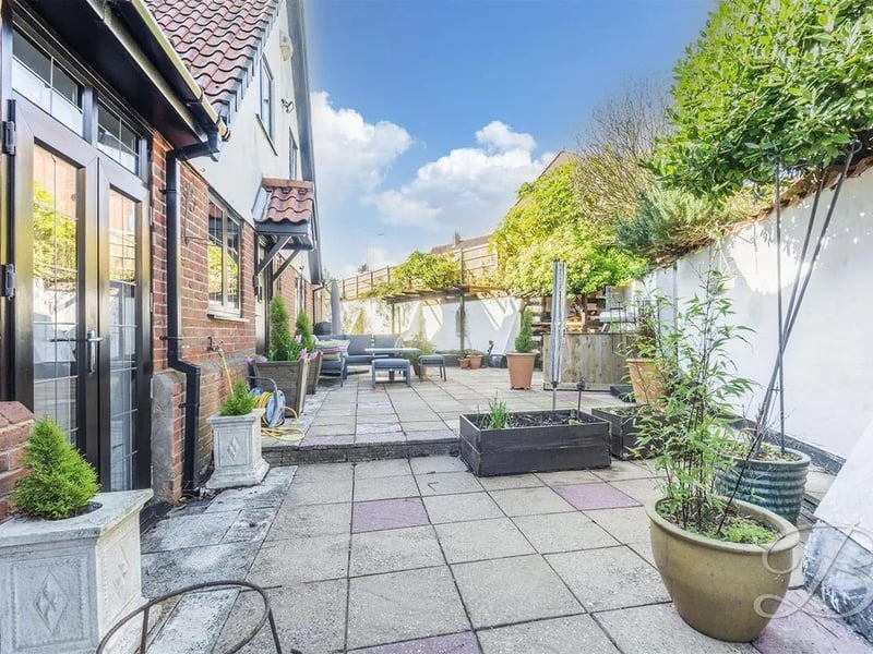 The perfect sun trap to enjoy an alfresco meal or family BBQ
