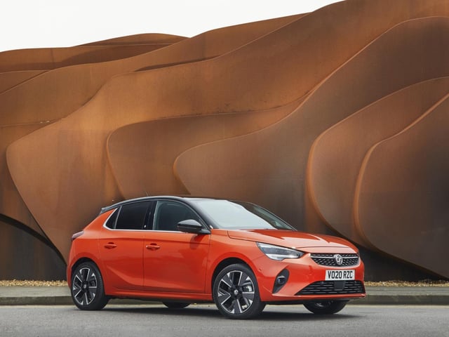 Based on the same new platform as the more expensive Peugeot e-208, the Corsa-e is Vauxhall’s first all-electric version of its best-selling supermini. Powered by a single electric motor with 134bhp and 192lb/ft of torque, the Corsa-e can hit 31mph in 2.8 seconds and 62mph in 8.1 seconds. A 50kWh battery offers up to 209 miles of range and two trim levels keep options simple for buyers.