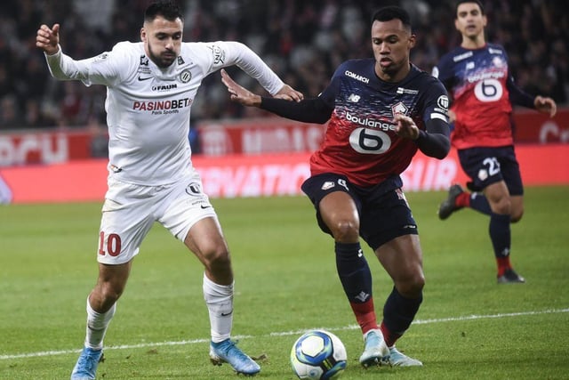 Everton face a battle to sign Lille defender Gabriel Magalhaes after a second Premier League club made a late £22m bid for the player. He is expected to decide his future this week. (SkySports)