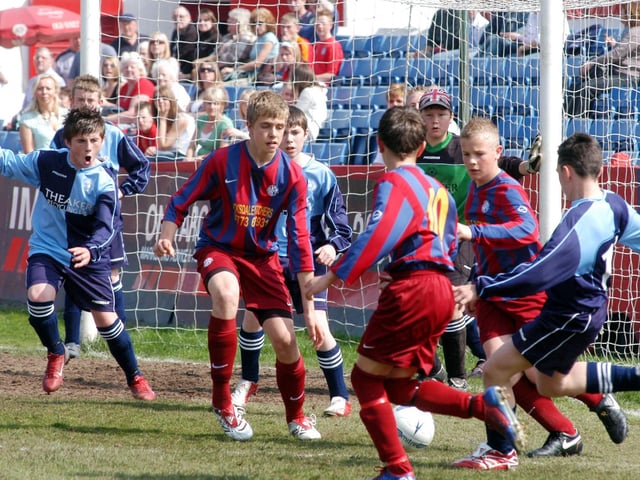 Derwent ( in blue) V Bagthorpe ( claret and blue) in 2007.