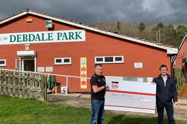 Mansfield mayor Andy Abrahams presents the £500 cheque to Sherwood Wolf Hunt ARLFC.