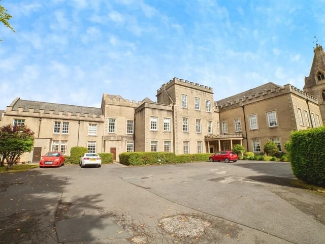 Step onto the property ladder in style with this charming 2-bed apartment in The Manor House, Mansfield Woodhouse! Set in a stunning Grade II listed building, it offers spacious living, modern updates, with garden views. A perfect blend of character and comfort-ideal for first-time buyers.