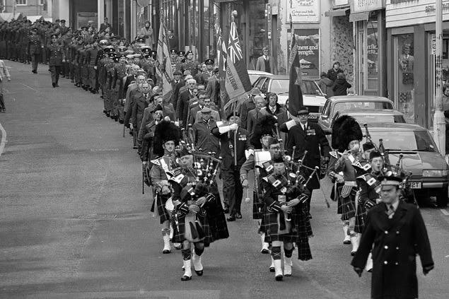 The parade marches through the town in 1980.