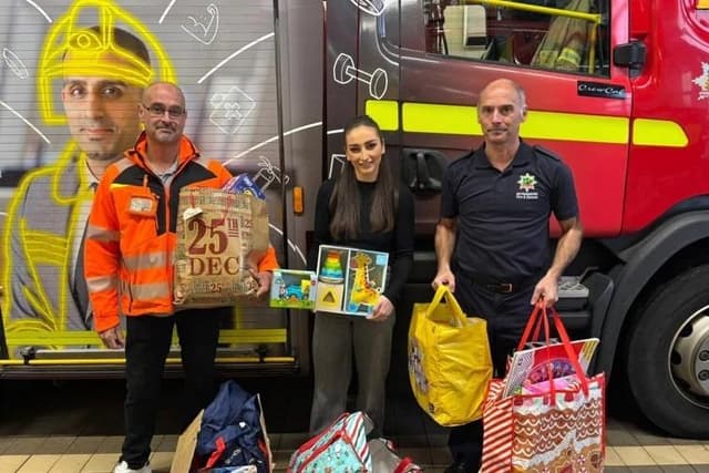 Feuerwehrleute aus Ashfield spenden Spielzeug an Familien in der Gemeinde
