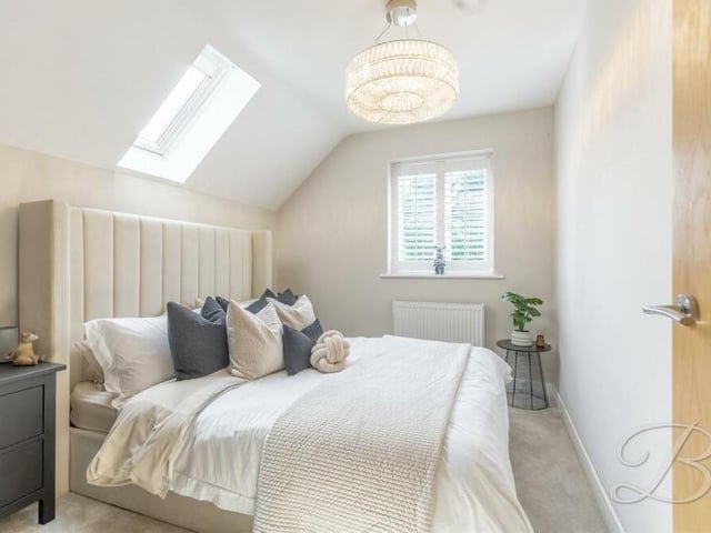 The third bedroom is another double, with a carpeted floor. It oozes cosiness, don't you think?