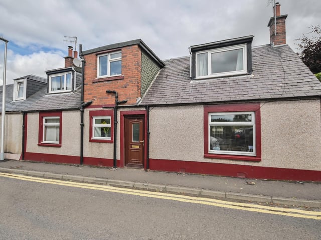 3 bedroom end terrace house in Crieff.
Average house price in Perth & Kinross - £207,151.