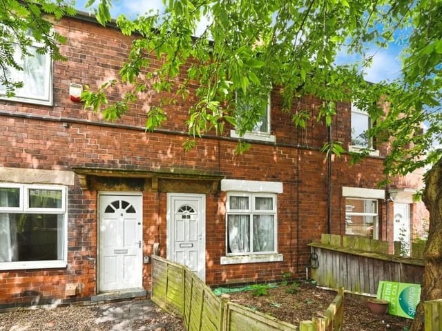 This 2 bed terraced house in Moor Street, Mansfield is on the market for £90,000 and close to Mansfield Town Centre
