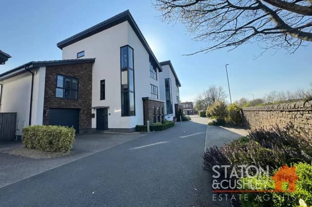 Situated close to Berry Hill Park, local shops, Schools and amenities and occupying a wonderful plot this impressive home not only offers a spacious and well laid out interior but also a desirable location.