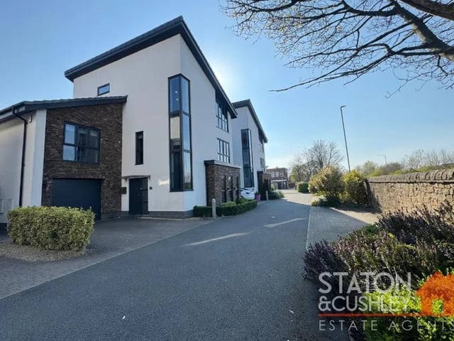 Situated close to Berry Hill Park, local shops, Schools and amenities and occupying a wonderful plot this impressive home not only offers a spacious and well laid out interior but also a desirable location.
