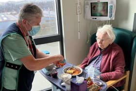 Mealtime volunteer Ann Adams assisting King's Mill patient Eileen Boole