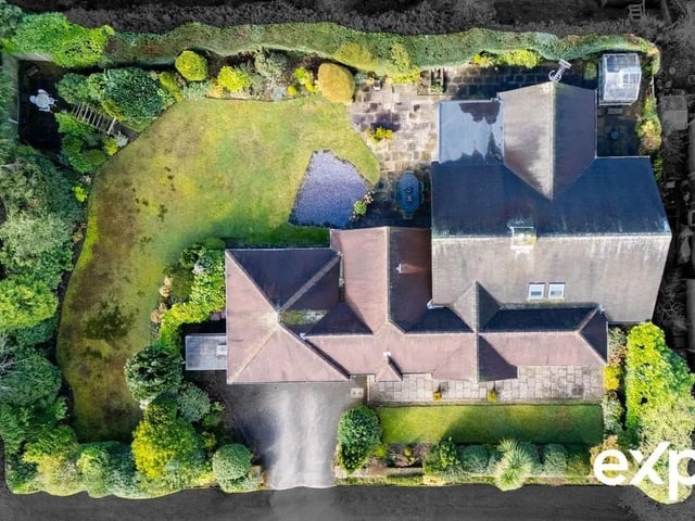 n incredible detached property boasting attractive gardens with driveway parking and a double garage, all standing on the most enviable plot and set in a highly sought-after address in the exclusive village of Ravenshead. This idyllic setting is where you’ll find this elegant home with so much natural light, space and flexible accommodation. There are multiple open-plan reception rooms, a super family dining kitchen lifestyle with breath-taking design and vaulted ceiling, three spacious bedrooms, and a contemporary shower room. All of this comes with no end of further scope and potential.