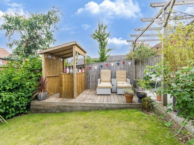 No need to go down to the local pub when you have this wooden bar, with seating space, in your own garden. Cheers!