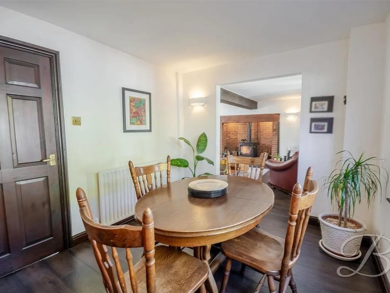 A bright and versatile room offering pleasant garden views. There is ample space for your desired dining furniture, making it ideal for family meals or entertaining.