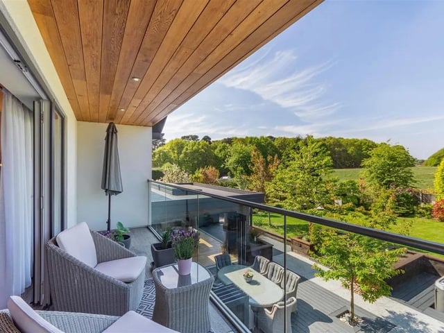 The balcony provides a fantastic outdoor living space affording wonderful west facing open rear views over Berry Hill Park. Porcelain tiled floor, cedar cladding with three ceiling spotlights, glass balustrade and brushed stainless steel handrail.