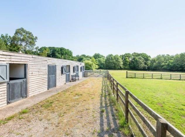 This property has private equestrian facilities, including stabling and paddock grazing.