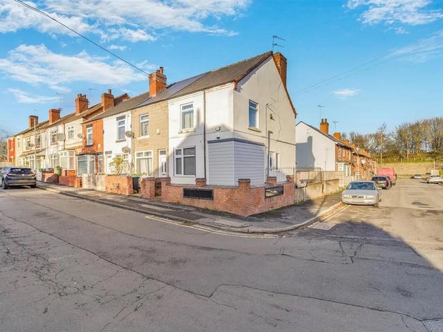 Attention first time buyers and investors (currently let for £525 p/cm). A first floor one bedroom flat in a central location close to the town centre. A leasehold, first floor, one bedroom flat in need of refurbishment and modernisation throughout within walking distance to the town centre and amenities. Contact Richard Watkinson & Partners 01623 306741.