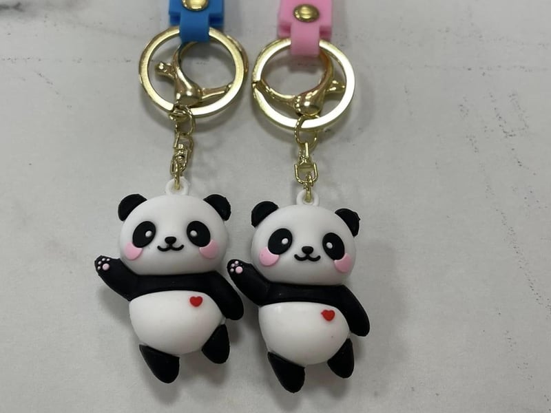 The lucky first 800 customers can choose between a pink or blue keyring.