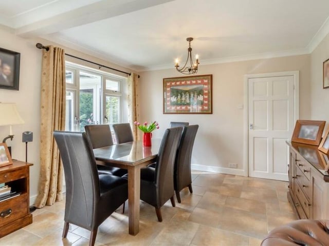 The dining room is a pleasant space, ideal for family meals or for entertaining friends.