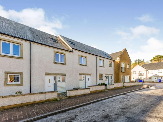 2 bedroom terraced house in Inverkip.
Average house price in Inverclyde - £112,474.