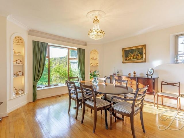 The dining room is a bright and elegant space, ideal for family meals or entertaining friends.