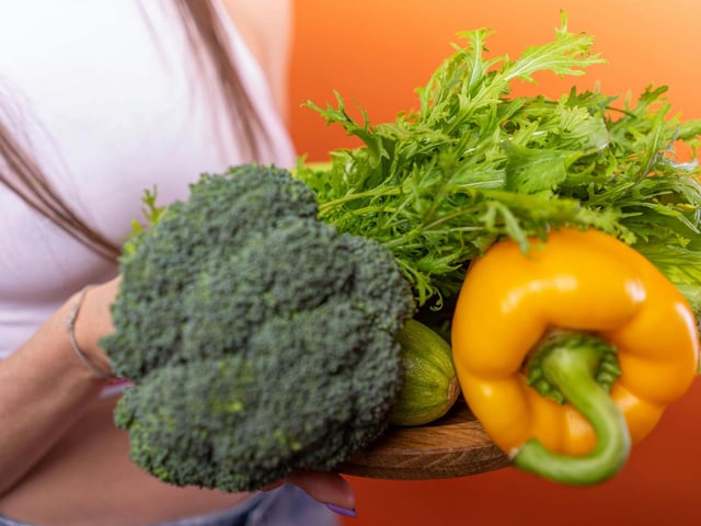 In 2025, the most effective way to approach eating healthier is through "addition, not subtraction"—focusing on adding nutrient-dense foods to your diet rather than strictly banning your favorites. The "One-Veggie" Rule: Add one serving of vegetables to at least one meal every day. Upgrade Your Snacks: Swap processed items for whole foods like nuts, seeds, or fruit. Home-Cooked Milestone: Commit to cooking just one new healthy recipe per week to build your skills gradually. Smart Hydration: Drink a full glass of water immediately upon waking or before your morning coffee. Mindful Eating: Practice eating at least one meal a day without screens (TV, phone, or laptop) to better recognize your body's fullness cues.