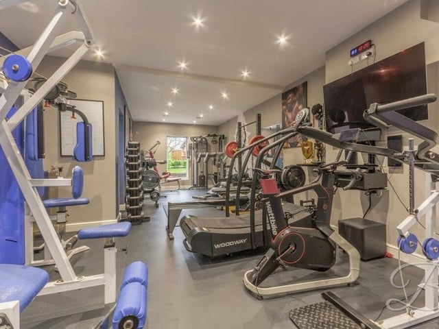The garage has been transformed into this magnificent gym, which could hardly be better equipped.